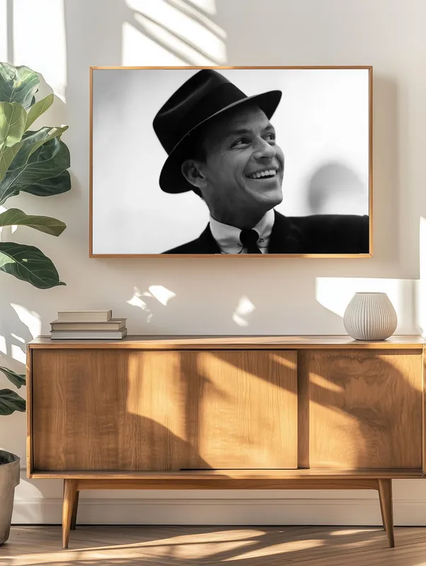 Постер «Фрэнк Синатра в Нью-Йорке» на стене в офисе
