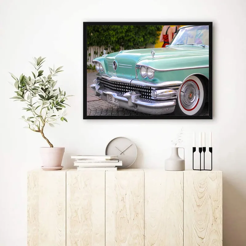 Постер «Голубой ретро автомобиль» над диваном в гостиной