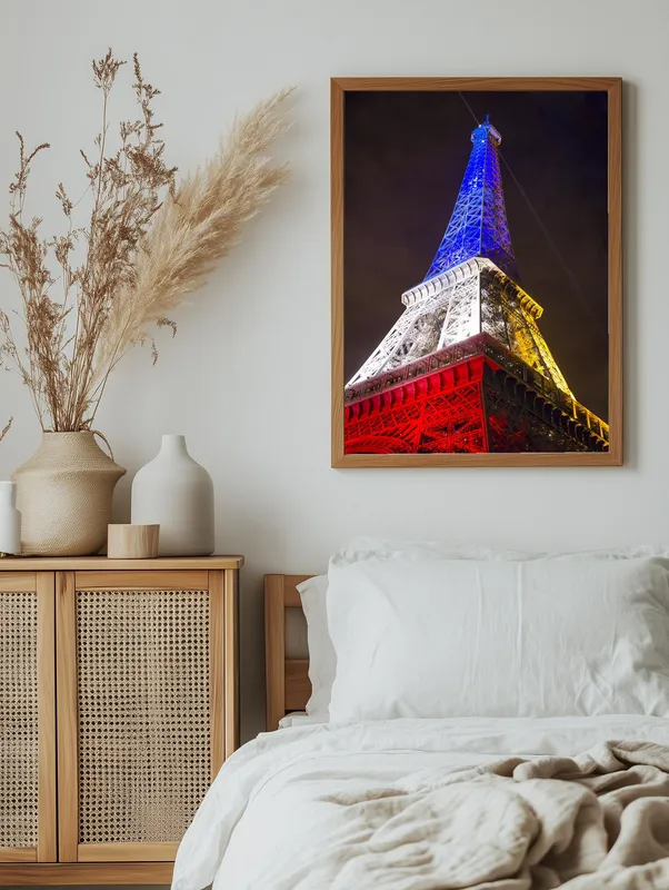 Постер «Эйфелева башня в триколоре» на стене в офисе