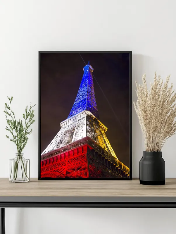 Постер «Эйфелева башня в триколоре» над диваном в гостиной