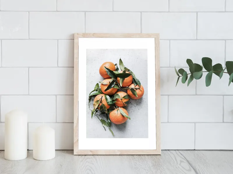Постер «Горсть Мандаринов» на стене в офисе