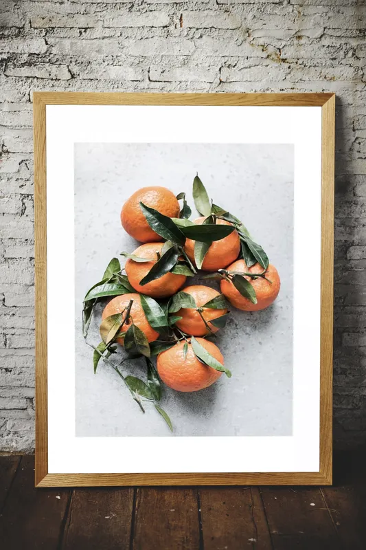 Постер «Горсть Мандаринов» над диваном в гостиной