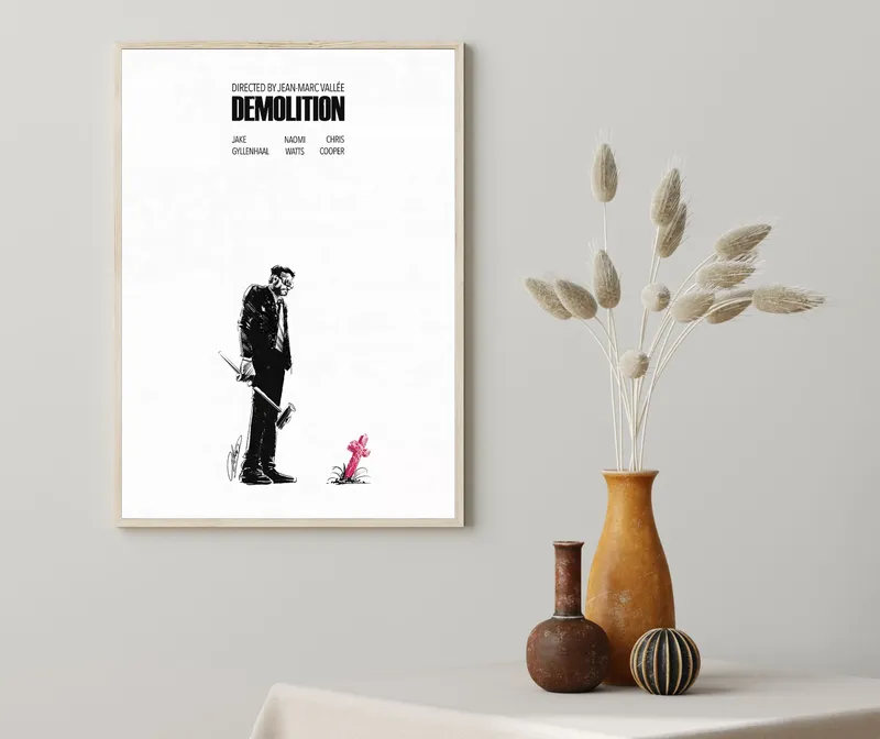 Постер «Разрушение» над диваном в гостиной