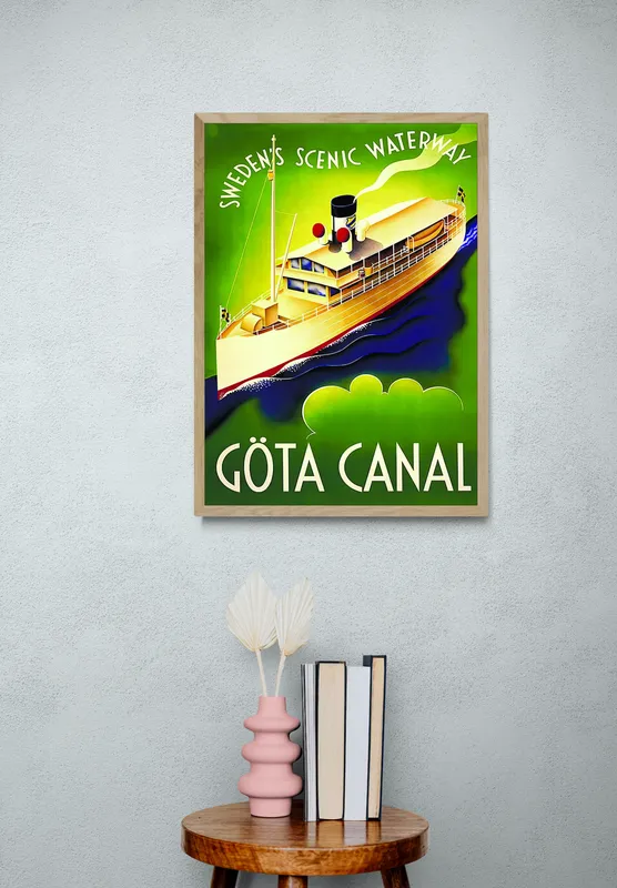 Постер «Пароход» над диваном в гостиной