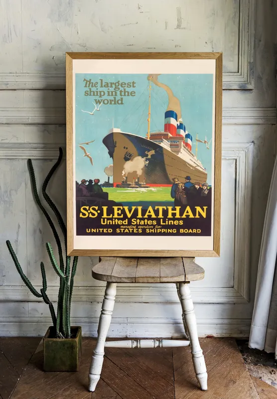 Постер «Корабли - Пароход S.S. Leviathan» над диваном в гостиной
