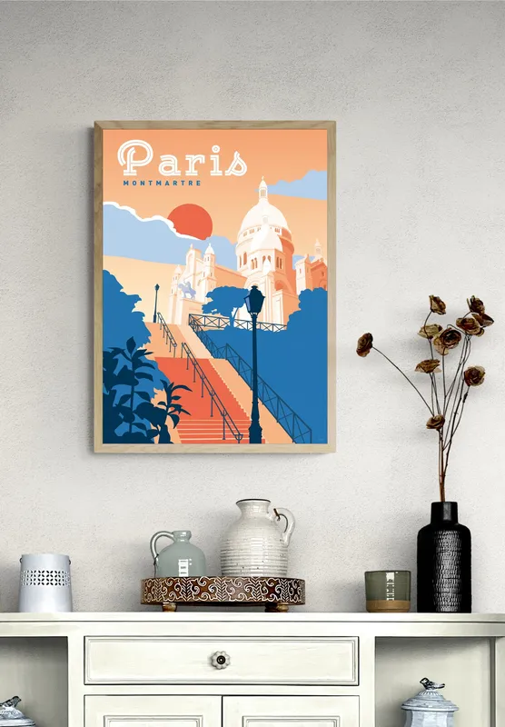 Постер «Романтика в Париже» над диваном в гостиной