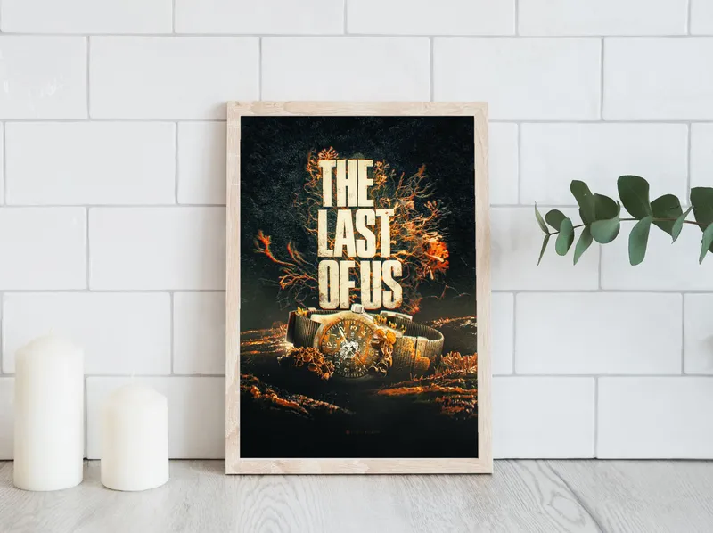 Постер «The Last Of Us. Часы» над диваном в гостиной