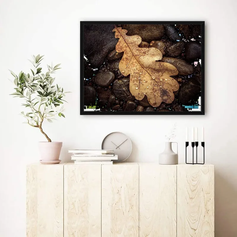 Постер «Осенний дубовый лист» над диваном в гостиной