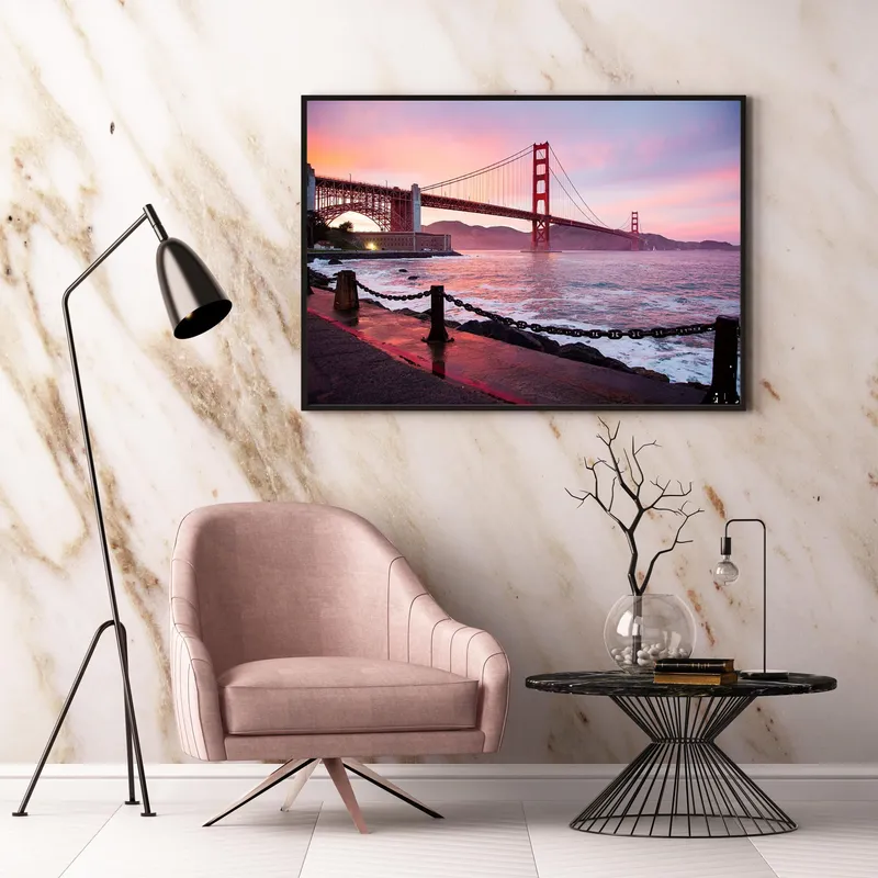 Постер «Мост Золотые Ворота в Сан-Франциско» на стене в офисе