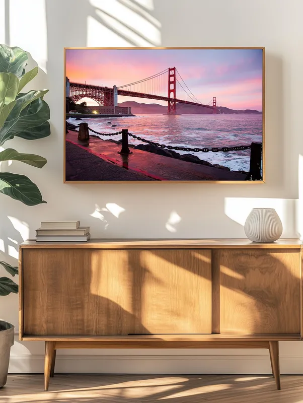 Постер «Мост Золотые Ворота в Сан-Франциско» над диваном в гостиной