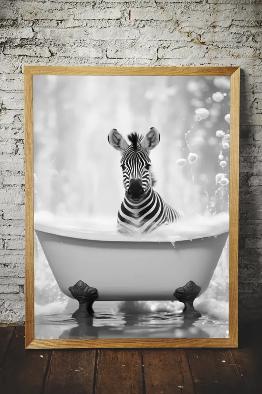 Постер «Зебра в ванной» над диваном в гостиной