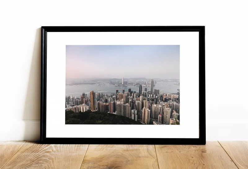 Постер «Гонконг на Рассвете» на стене в офисе