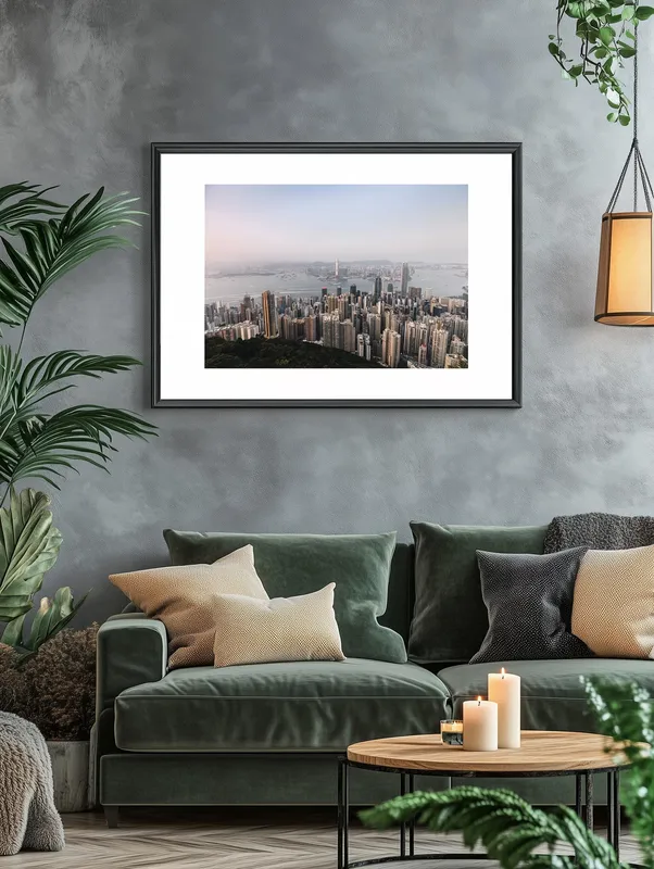 Постер «Гонконг на Рассвете» над диваном в гостиной