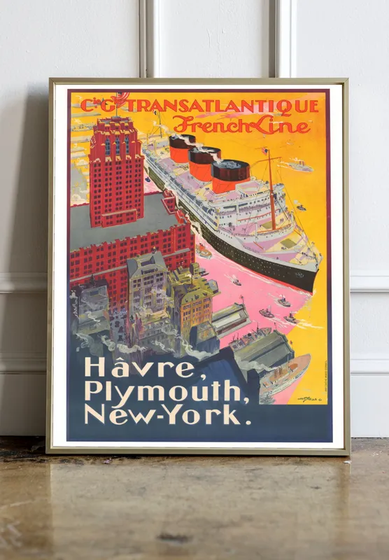 Постер «Корабли - Пароход Transatlantigue French Line» над диваном в гостиной