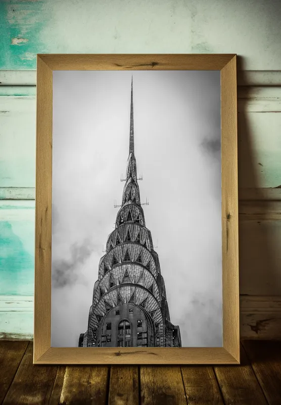 Постер «Крайслер-билдинг» на стене в офисе