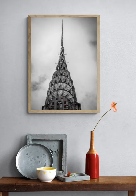 Постер «Крайслер-билдинг» над диваном в гостиной