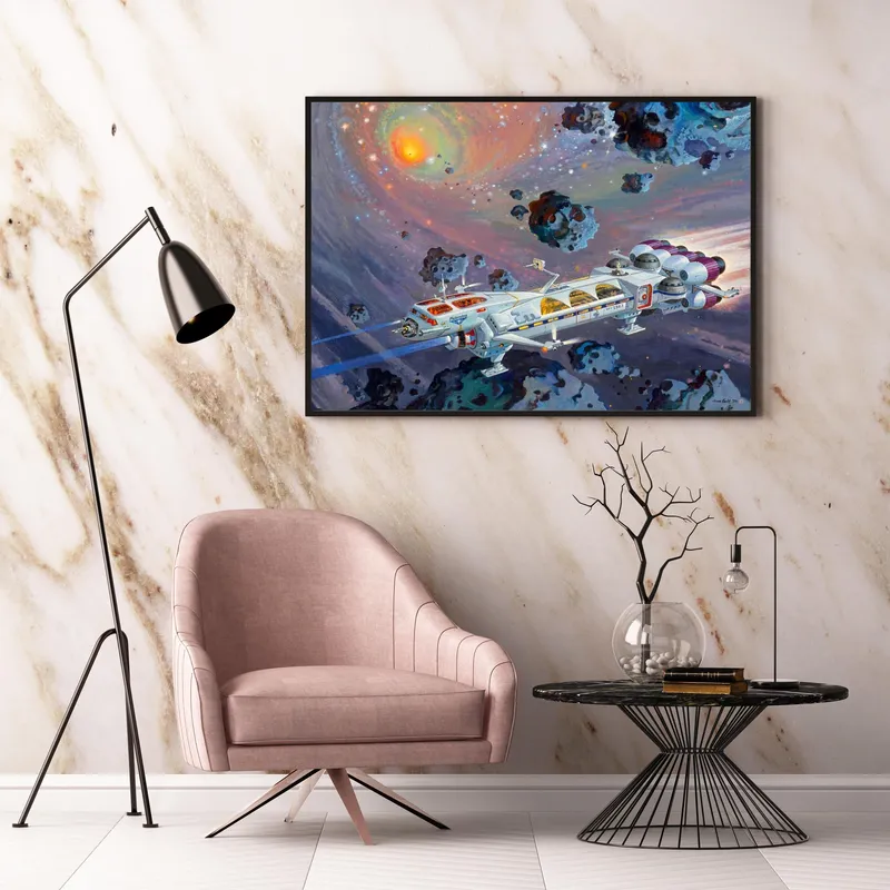 Постер «Космический корабль» над диваном в гостиной