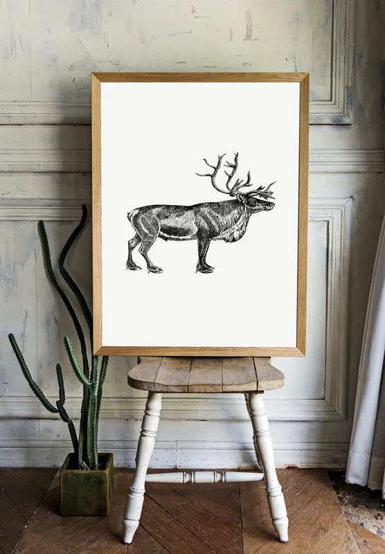 Постер «Олени - Северный олень» над диваном в гостиной