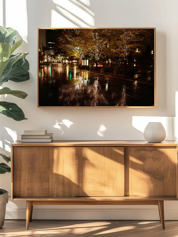 Постер «Ночная осень» над диваном в гостиной