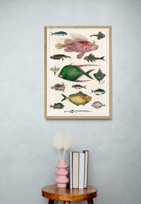 Постер «Рыбы - Глубоководные обитатели» над диваном в гостиной