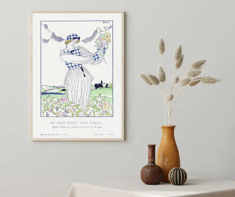 Постер «Лето - Летнее платье» над диваном в гостиной