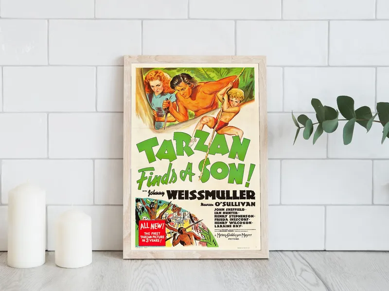 Постер «Тарзан находит сына 1939» над диваном в гостиной