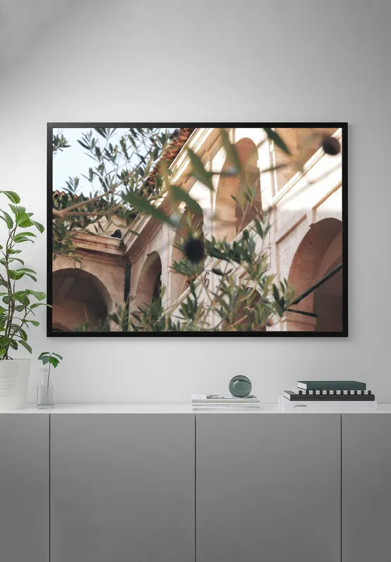 Постер «Ресторан Bona Capona» над диваном в гостиной