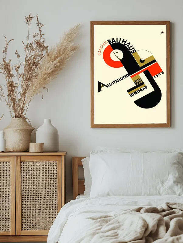 Постер «THE BAUHAUS» над диваном в гостиной