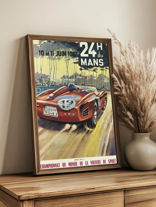 Постер «Афиша - Гонка в Лемане» над диваном в гостиной