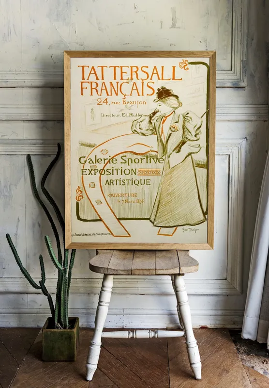 Постер «Афиша - Tattersall» над диваном в гостиной