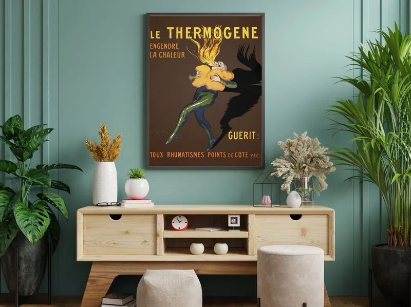 Постер «Афиша - Le Thermogene» над диваном в гостиной