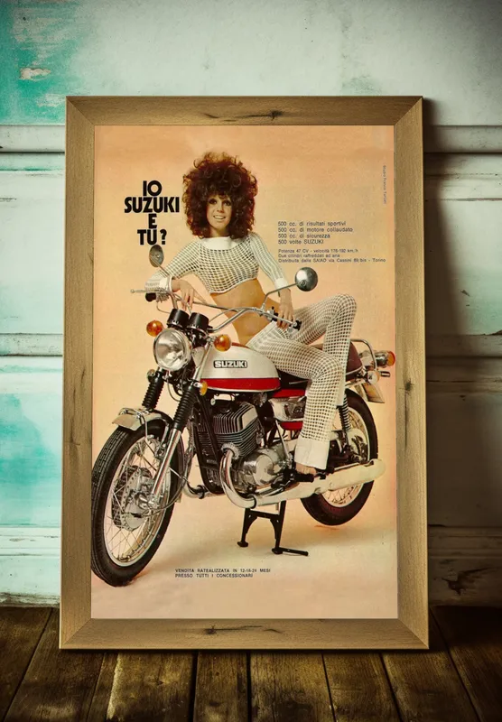 Постер «Мотоциклы - Мотоцикл Suzuki» над диваном в гостиной