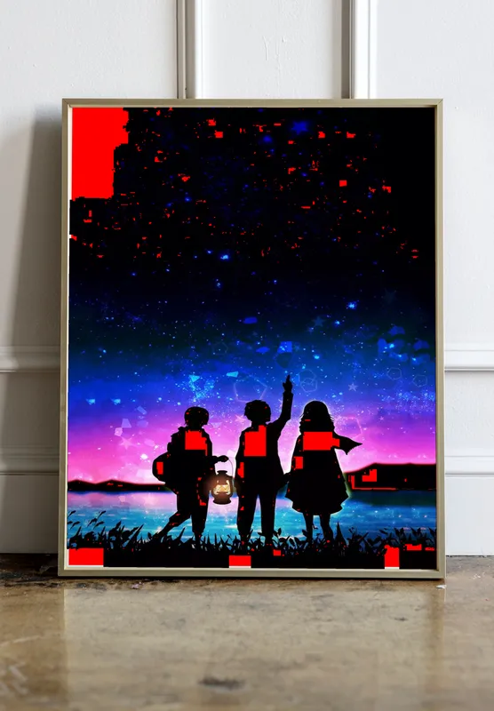 Постер «Атака титанов. Армин, Эрен и Микаса» над диваном в гостиной