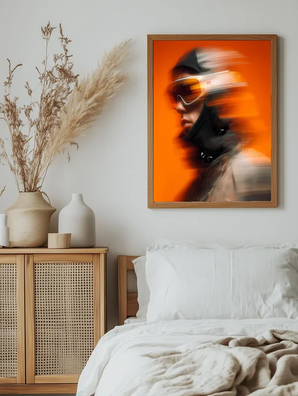 Постер «Динамичный портрет с горнолыжными очками» над диваном в гостиной