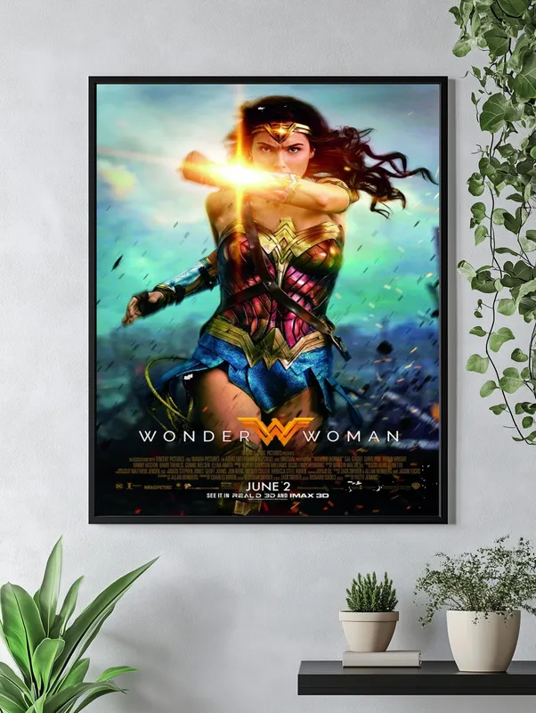 Постер «Постер Чудо-Женщина — Галь Гадот» над диваном в гостиной